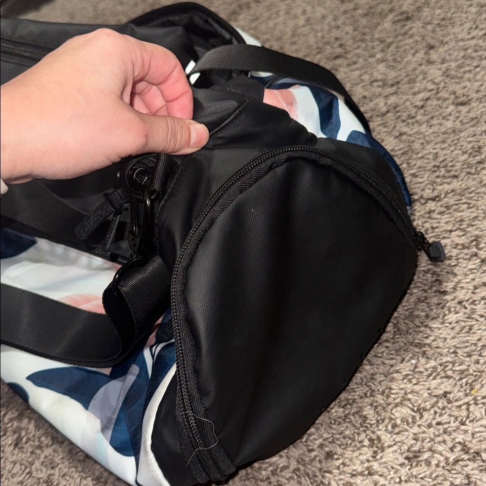 Vooray Women's Floral Gym Bag - Picture 11 of 12